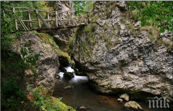 Изграждат пешеходен мост над Ерма в Трън