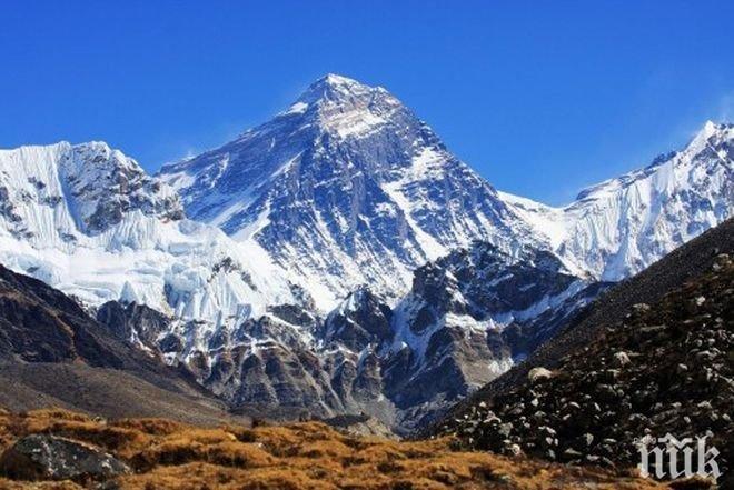 Властите на Непал за пръв път след земетресението разрешиха на алпинисти да изкачват Еверест
