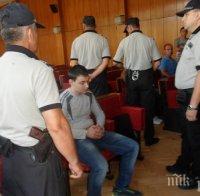 Екшън в съда! Като видя брадвата, бащата на Джейда тръгна към убиеца Мерт