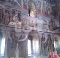 Уникален стенопис на 173 години в Бачковския манастир се руши!

