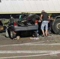 Зрелищна катастрофа на магистрала „Струма”! Популярен бизнесмени от Пиринско се натресе с колата си в ТИР

