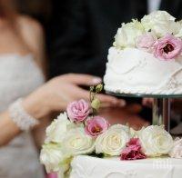 След 60 години брак възрастна двойка все още яде от сватбената си торта
