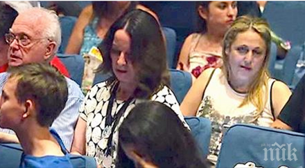 нейният съпруг закъснява представлението дъщеря поглежда отчаяно празната седалка виждауоу