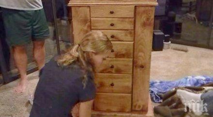 нейният приятел направи специален шкаф годишнината отвори последното чекмедже направо