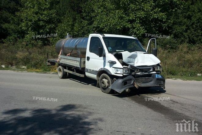 Камион и цистерна се удариха челно заради оса край Борован, има ранени (снимки)