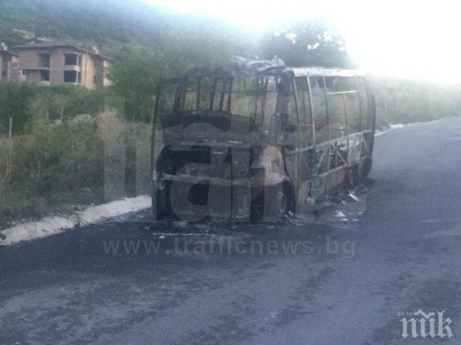 Ужас! Пълен автобус пламна в движение край Асеновград! Изгоря до основи 
