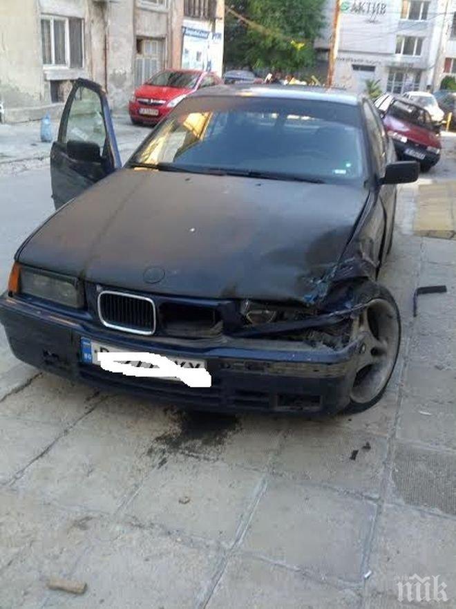 Преди минути във Варна! Млад шофьор помля три коли край заведение и избяга (снимки)