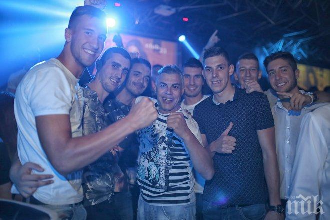 Националите по волейбол с лудо парти в култовия Клуб 33 (снимки)