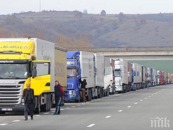 Километри опашка от товарни автомобили на Дунав мост 