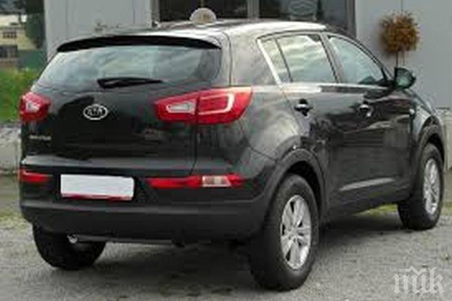 Карък! Разсеян шофьор остави джипа си на свободна - колата мина през него