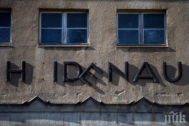 Демонстранти освиркаха Меркел при пристигането й в бежански център