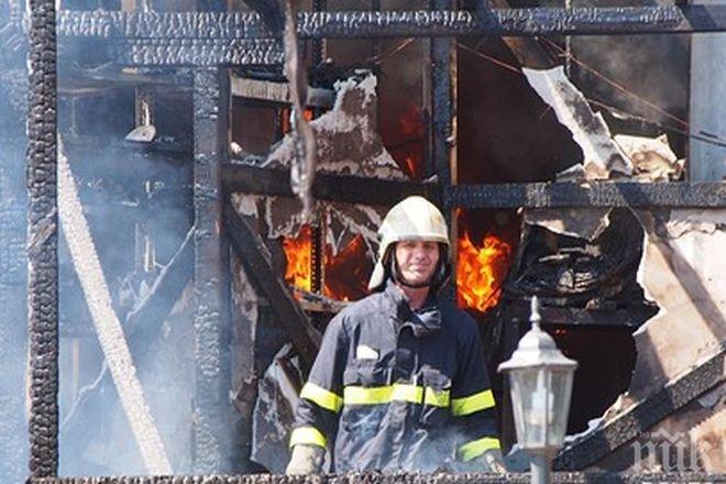 ПИК TV: Пожар изпепели заведение на крайбрежната алея във Варна