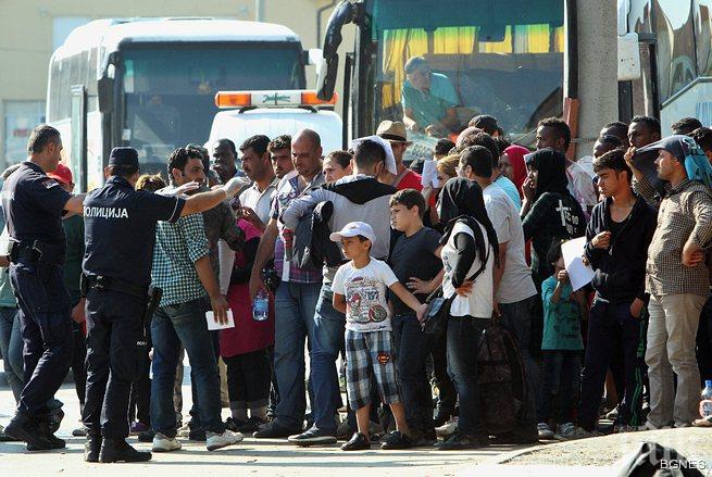 Десетки автобуси с бежанци пътуват към Унгария от Белград