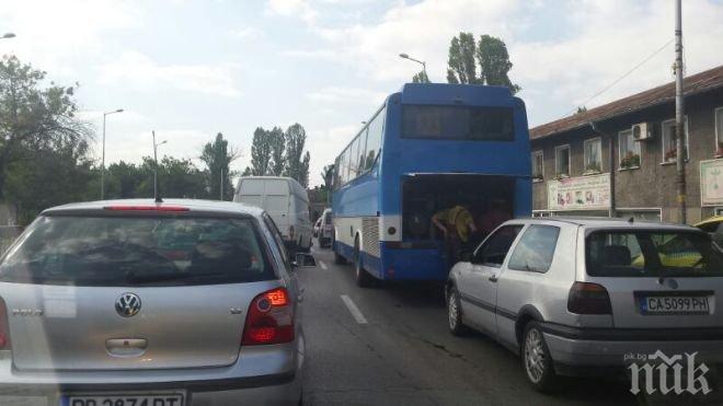 Първо в ПИК! Автобус аварира насред София, километрично задръстване блокира бул. Данаил Николаев (снимки)