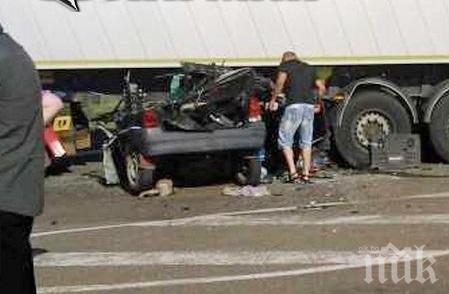 Зрелищна катастрофа на магистрала „Струма”! Популярен бизнесмени от Пиринско се натресе с колата си в ТИР
