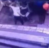 Ужасяващо! Заейнала дупка погълна 5 души, чакащи автобус 