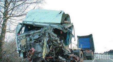 два тира удариха благоевградско шофьорът единия затиснат кабината