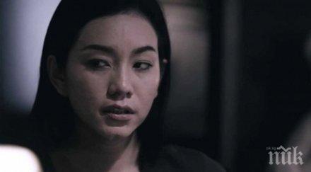 нейният шеф решава проследи работа разбира нея остава шокиран уоу