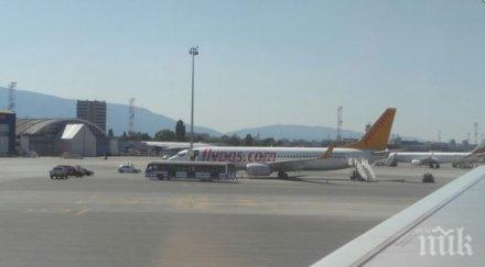 извънредно турски самолет 169 души борда кацна аварийно летище софия заради отказал двигател обновена снимки