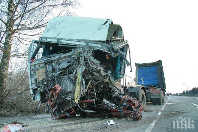 Два тира се удариха в Благоевградско. Шофьорът на единия е затиснат в кабината