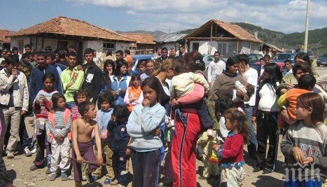 Продължава събарянето на къщи в Гърмен, роми отказват жилища
