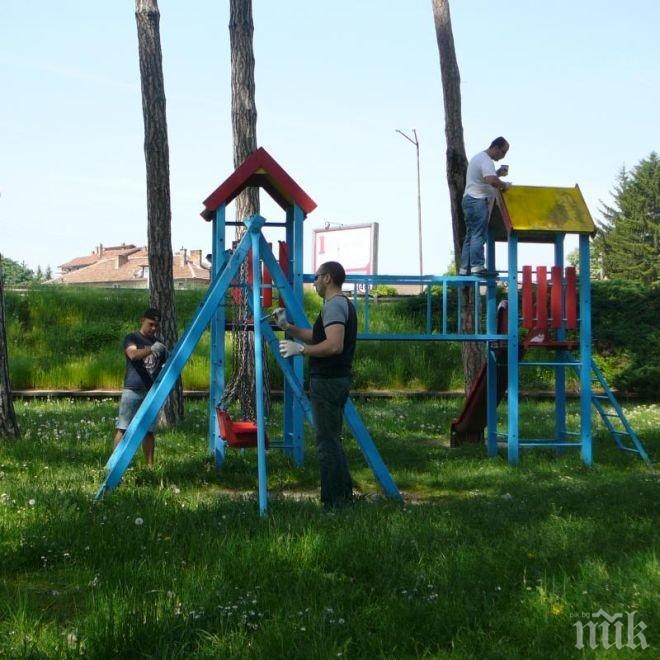 Слагат нови детски катерушки в Столипиново. Да видим докога ще издържат!
