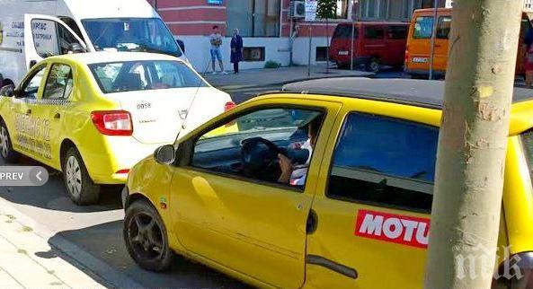 Рено Туинго се заби в такси на кръстовище в Бургас (снимки)