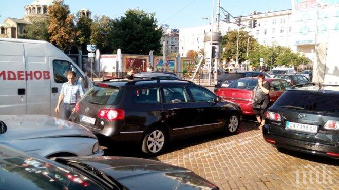 Верижно меле пред „Шератон”
