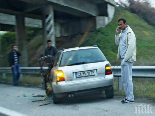 Кола се заби в мантинелата на изхода на Благоевград
