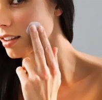 Защо кожата се набръчква от водата?