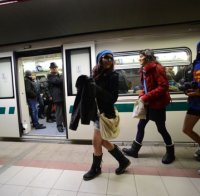Нова мода! По гащи в метрото (Снимки)
