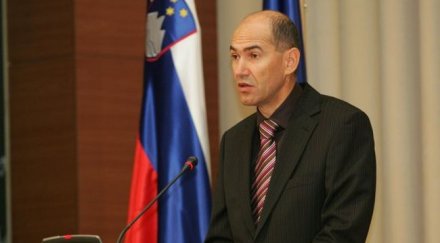 искат оставката словенския премиер