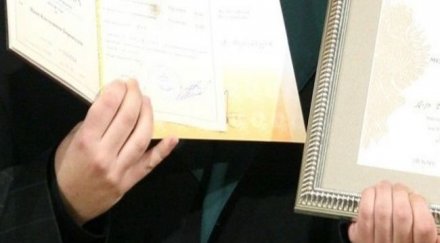 проверяват 250 митничари заради екзотични дипломи