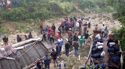 души загинаха падане автобус