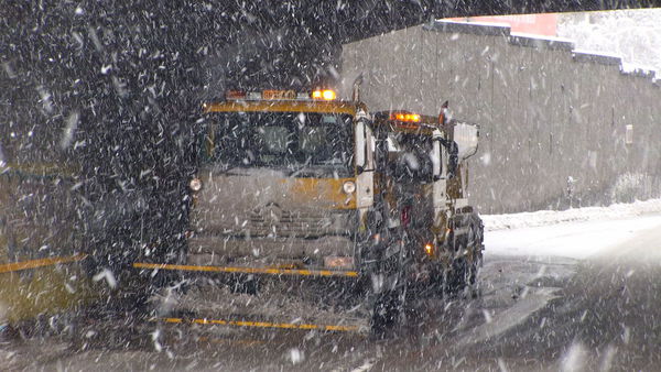 Седем снегорина и 160 души чистят Пловдив от снега