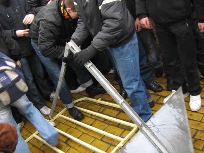 Фенове на Ювентус пердашат с тояги и пръти в Парма