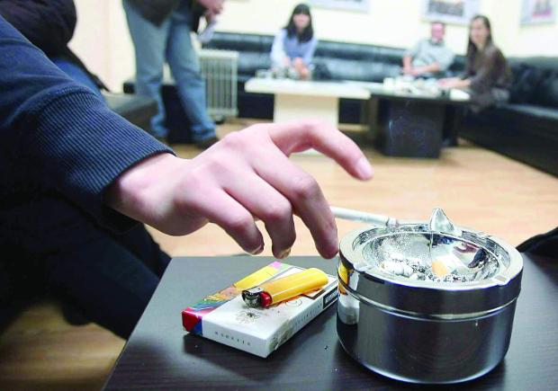 Здравни инспектори и полицаи душат за пушачи в кръчмите