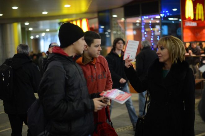 Соцдепутати раздават позиви в подлеза на СУ (Галерия)