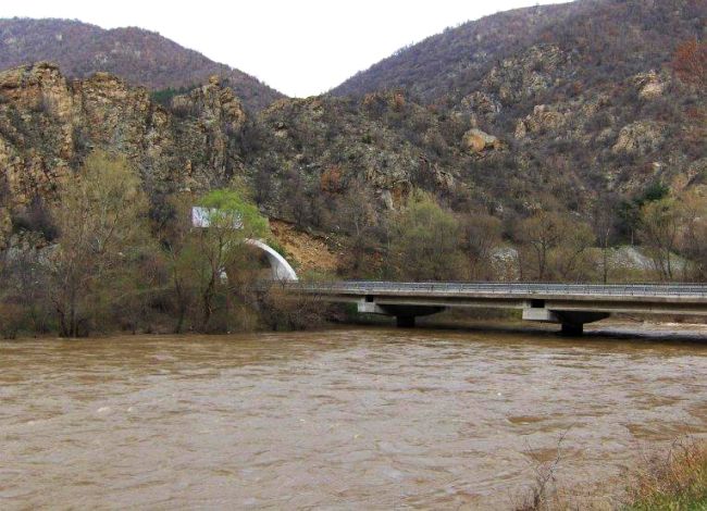 2 коли паднаха в реки в Благоевградско