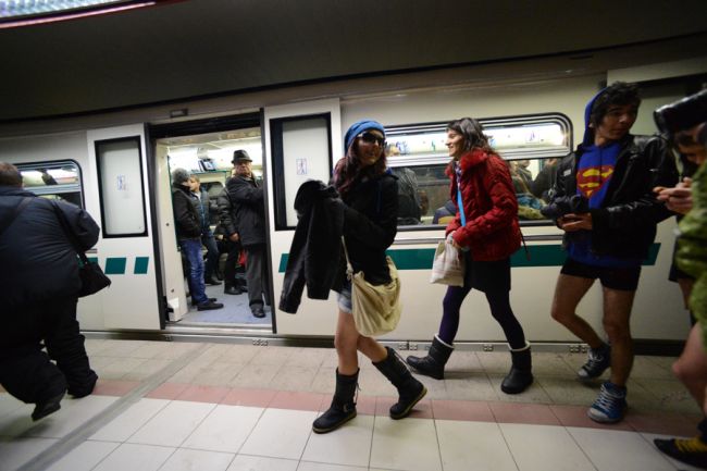 Нова мода! По гащи в метрото (Снимки)