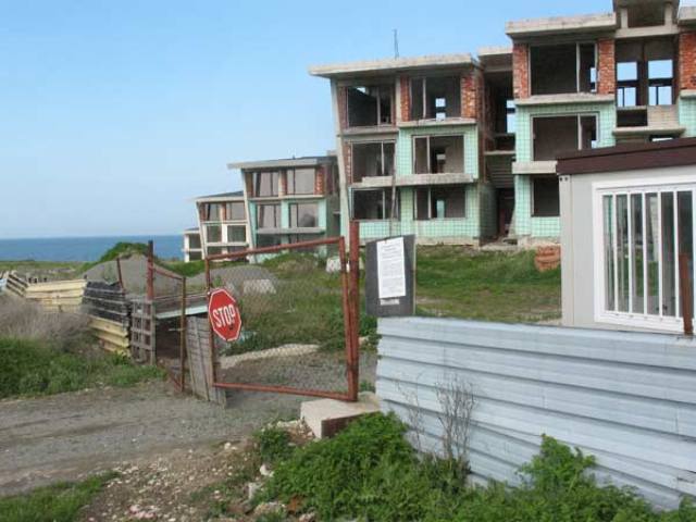 Проверяват още 6 сигнала за незаконни строежи върху дюни