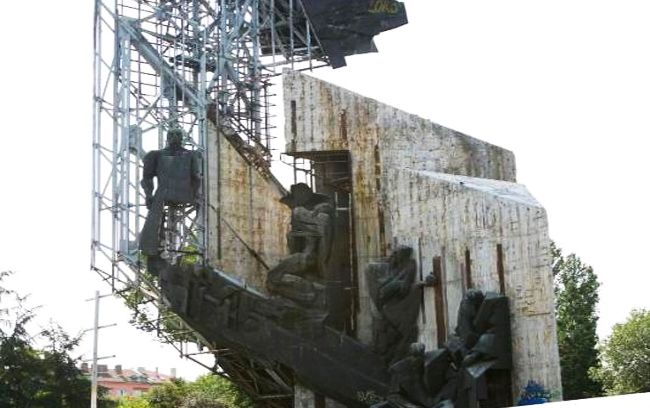 Статуя на Аспарух вместо паметника пред НДК