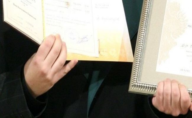 Проверяват 250 митничари заради екзотични дипломи