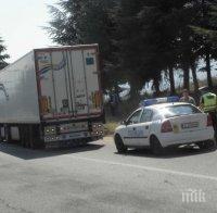 Вижте снимки след мелето на Е-79: Моторист се блъсна в две коли и ТИР, огъна мантинелата и избяга пеша!