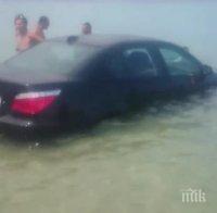 Жена паркира колата си в морето! Объркала спирачката с газта
