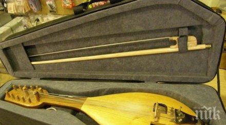 майсторите музикални инструменти свирят