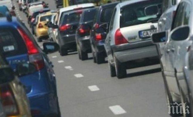 Огромно задръстване в Кресненското дефиле към Гърция, водачите се чудят каква е причината Огромно задръстване в Кресненското дефиле към Гърция, водачите се чудят каква е причината