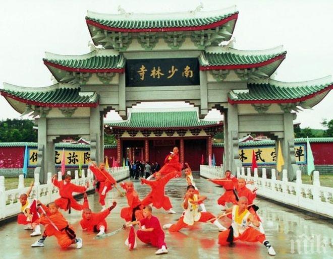 Монаси от Шаолин настръхнаха срещу мобилните телефони
