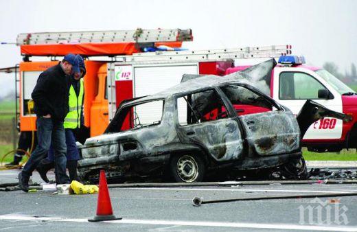 Тежка катастрофа затвори магистрала „Тракия”! Кола изгоря до основи
