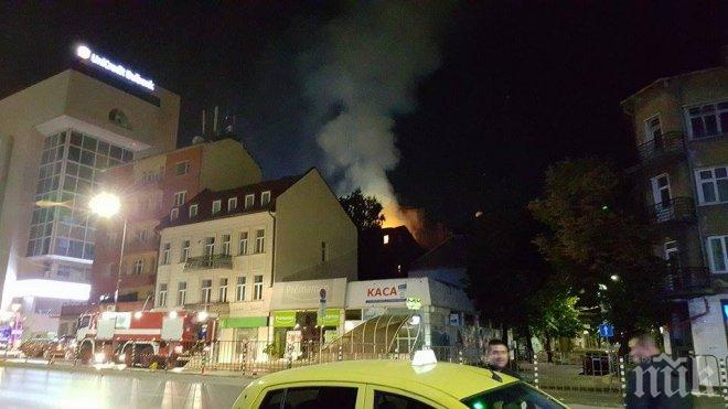 САМО в ПИК! Адски пожар бушува в центъра на София! Пожарна и полиция на крак (снимки)